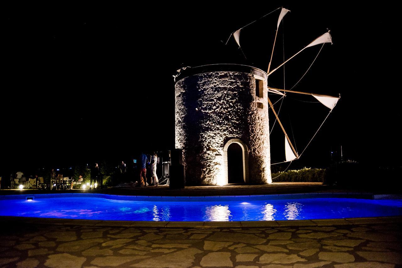 The Windmill Resort Mitáta Buitenkant foto